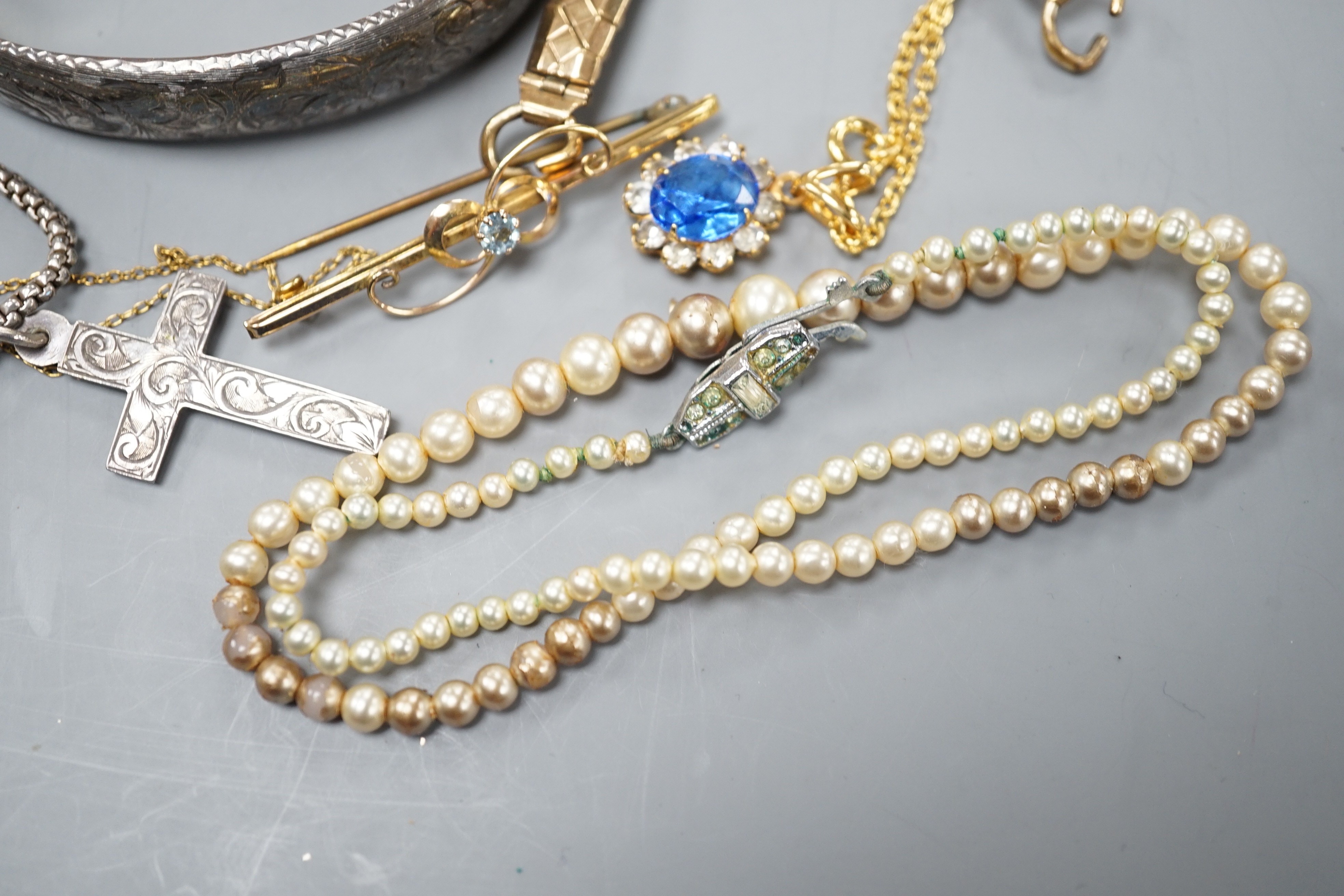 A 9ct gold flexible watch strap, a 9ct and gem set bar brooch and a 9k fine link chain, gross weight 12.1 grams and four other items of jewellery including a silver hinged bangle and simulated pearl necklace.